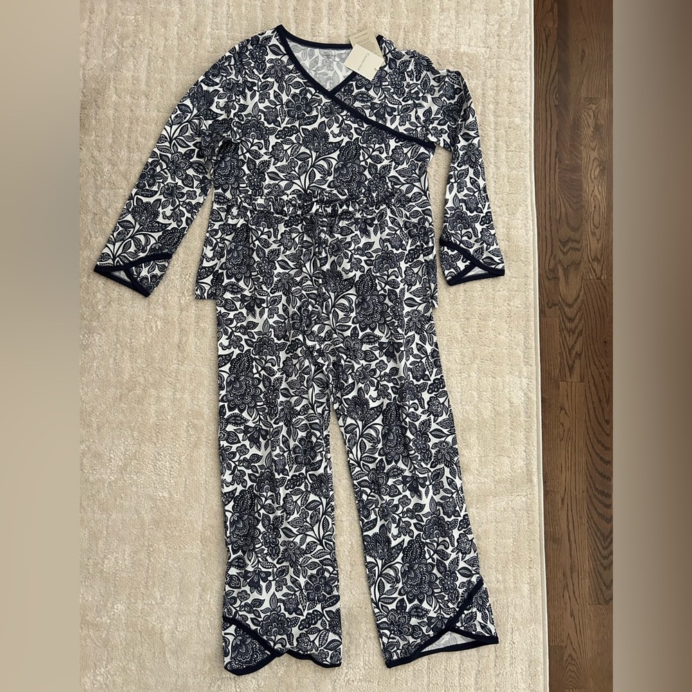 Garnet Hill women’s Asian Wrap organic cotton pajamas. NWT. medium. Navy/white